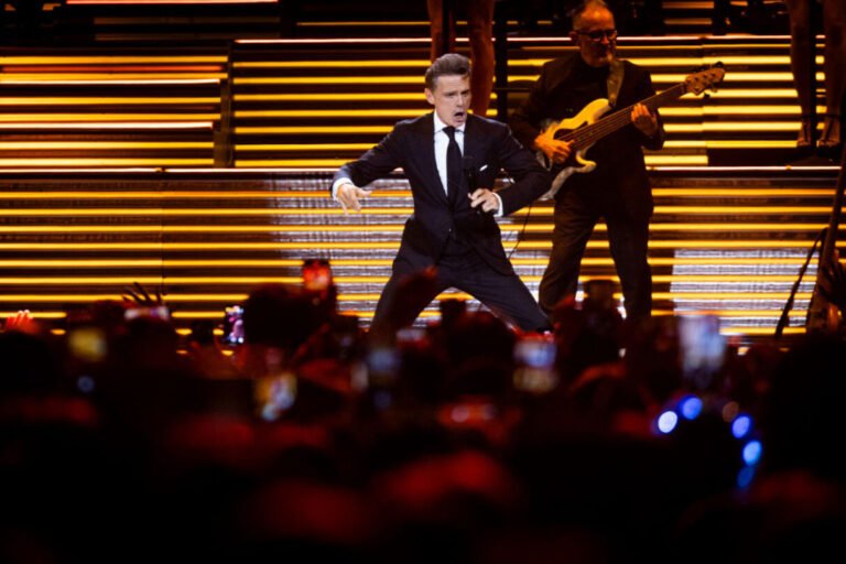 Fans Point Out Luis Miguel’s Weight Change — But It’s Not Ok