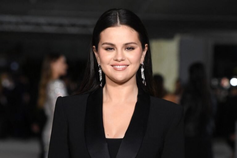 Yes, Selena Gomez Knows About the Viral Blanket Meme