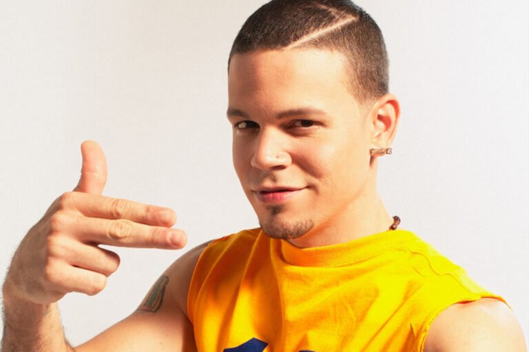 Residente Hints at a Possible Calle 13 Reunion in ‘Ron en el Piso’