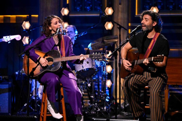 Gaby Moreno & Oscar Isaac Perform ‘Luna de Xelajú’ on ‘Tonight Show’