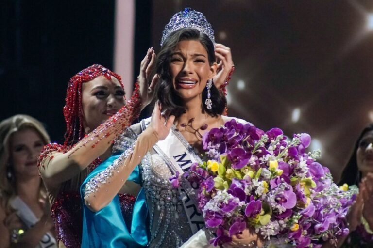 Miss Universe Sheynnis Palacios Breaks Down in Tears After Receiving Nicaragua Flag